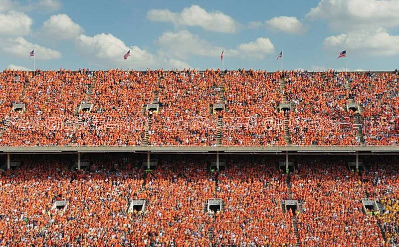 汽车运动的激情与挑战：探讨汽车赛事运动包中的装备与技巧